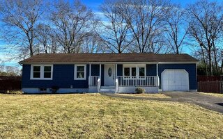 424 Sleepy Hollow Dr, Shirley, NY 11967