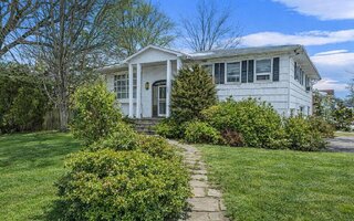 425 Old Courthouse Rd, Manhasset Hills, NY 11040