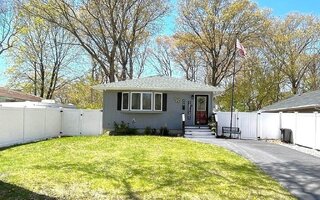 429 W End Ave, Shirley, NY 11967