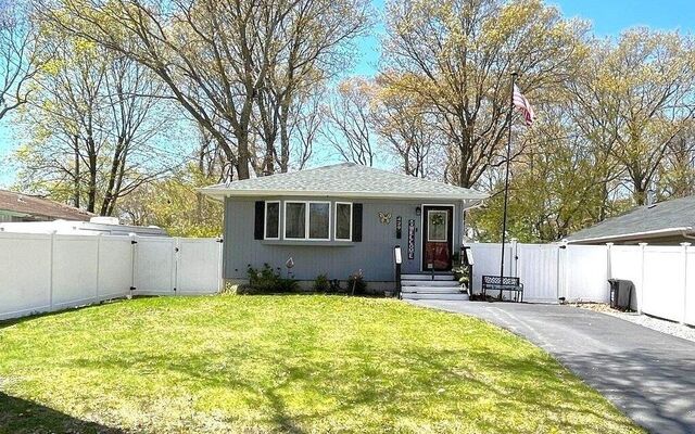 429 W End Ave, Shirley, NY 11967 (Yard)