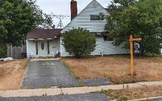 43 Deep Ln, Wantagh, NY 11793