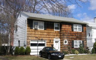 43 Dikeman St, Hempstead, NY 11550