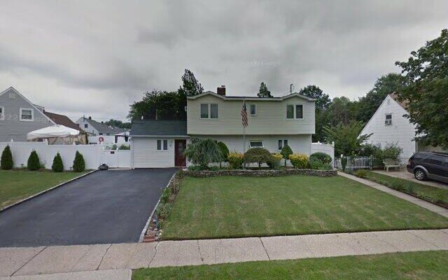 43 Ripple Ln, Levittown, NY 11756