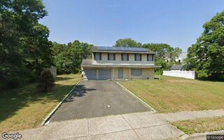 43 Westbridge Dr, Holbrook, NY 11741