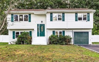 43 Woodbrook Dr, Ridge, NY 11961