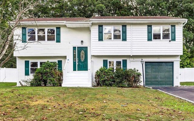 43 Woodbrook Dr, Ridge, NY 11961 (House View)