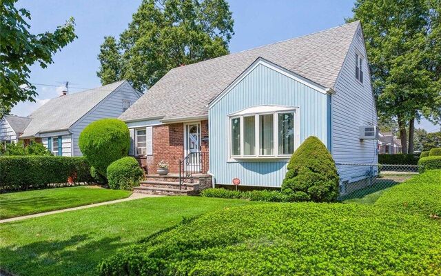 434 Garfield Ave, Mineola, NY 11501