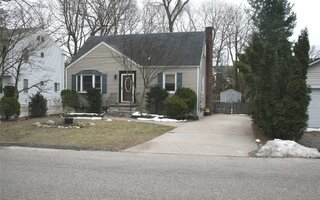 44 E 17th St, Huntington Station, NY 11746