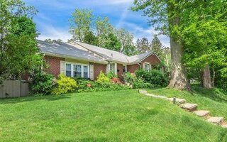 44 Glenwood Rd, Glen Head, NY 11545