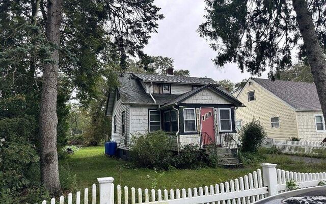 45 E Smith St, Amityville, NY 11701