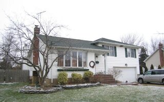 45 Meadowwood Ln, Farmingdale, NY 11735