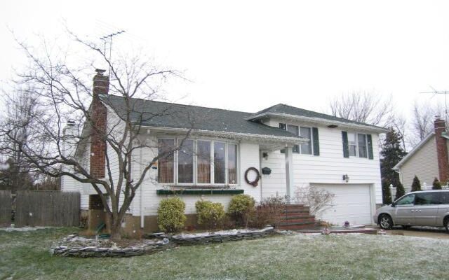 45 Meadowwood Ln, Farmingdale, NY 11735