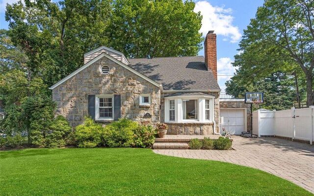 46 Elm Dr, New Hyde Park, NY 11040 (Yard)
