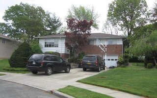 46 Monterey Dr, New Hyde Park, NY 11040