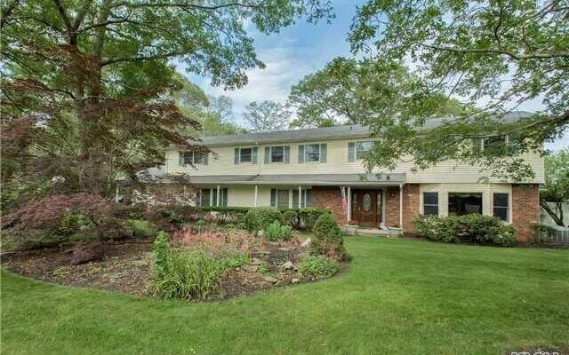 460 Hoffman Ln, Hauppauge, NY 11788