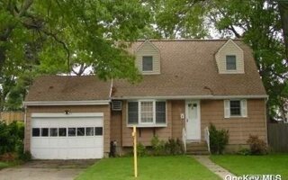 468 N Greene Ave, Lindenhurst, NY 11757