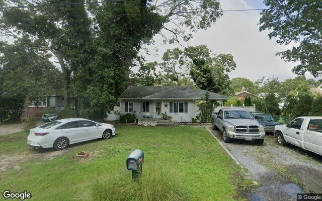 48 Hart Ave, Riverhead, NY 11901