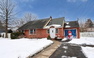 48 Pine St, Hicksville, NY 11801
