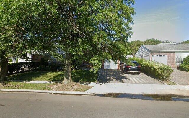 488 Bieling Rd, Elmont, NY 11003