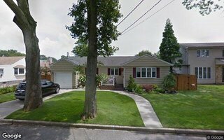 488 S 4th St, Lindenhurst, NY 11757