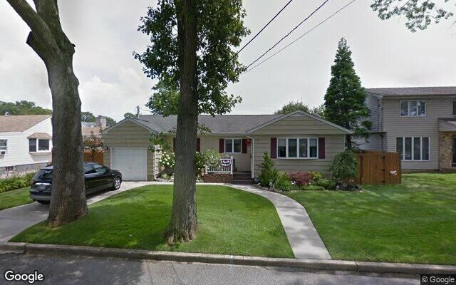 488 S 4th St, Lindenhurst, NY 11757