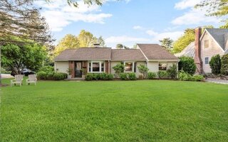 49 Clearview St, Huntington, NY 11743