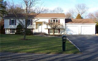 49 Robinson Ave, Medford, NY 11763