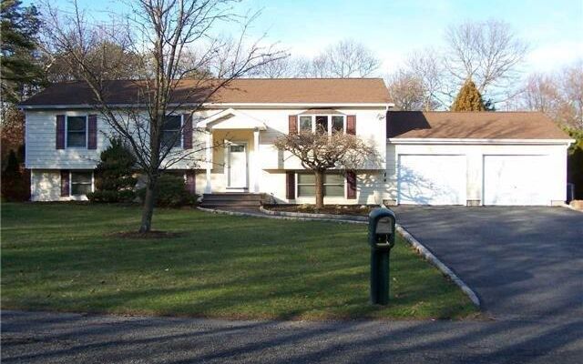 49 Robinson Ave, Medford, NY 11763
