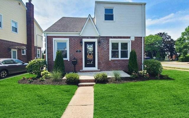 49 Wilton St, New Hyde Park, NY 11040