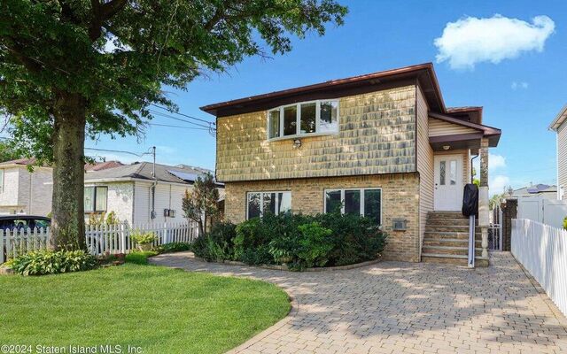 492 Huguenot Ave, Staten Island, NY 10312 (House View)