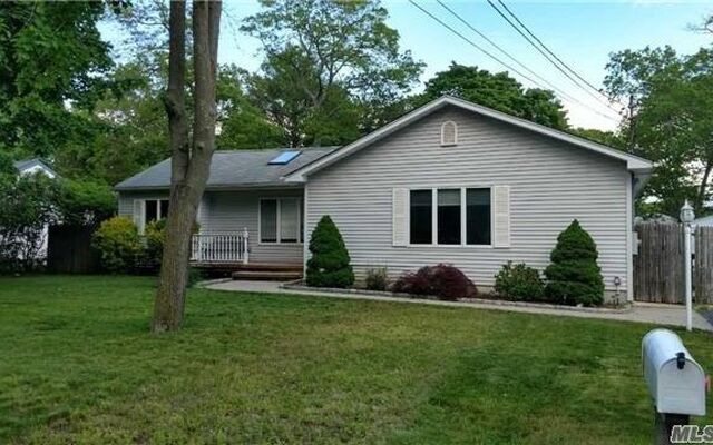 5 Canary Pl, Farmingville, NY 11738