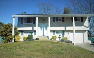 5 Fiesta Dr, Centereach, NY 11720