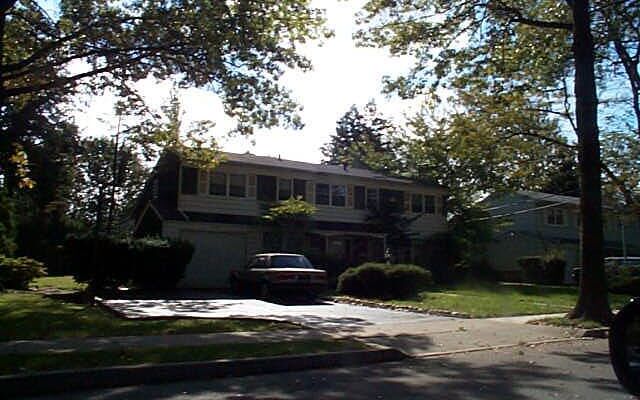 5 Greentree Cir, Westbury, NY 11590