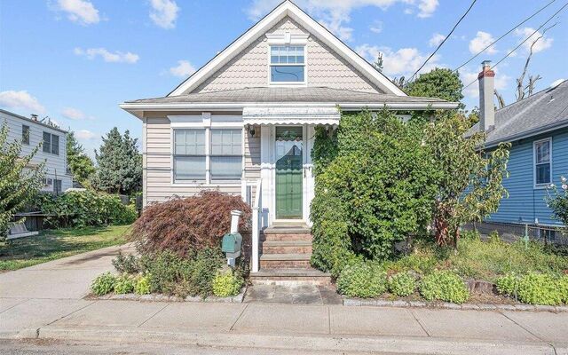 5 Milton St, Hicksville, NY 11801 (House View)