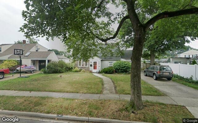 5 Oaktree Ln, Levittown, NY 11756