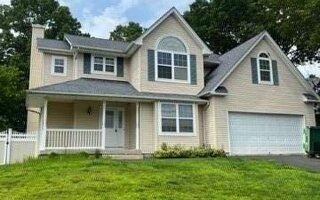 5 Rolling Hill Dr, Patchogue, NY 11772