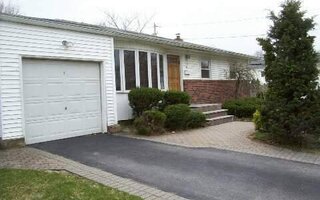5 Shawnee Ln, Commack, NY 11725