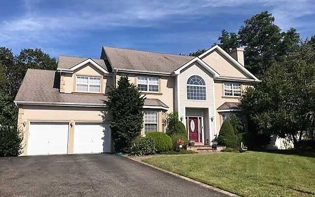 5 Sky View Ct, Hauppauge, NY 11788