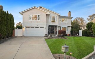 5 Vivona Ct, Bayville, NY 11709
