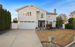 5 Vivona Ct, Bayville, NY 11709