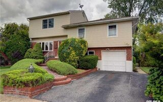 50 Genesee St, Hicksville, NY 11801