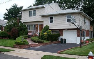 50 Genesee St, Hicksville, NY 11801