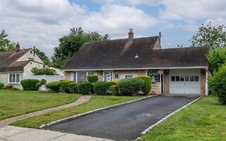50 Sycamore Ln, Levittown, NY 11756