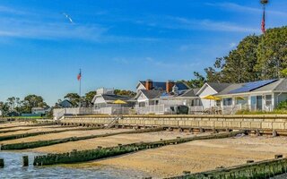 500 Beach Ct, East Marion, NY 11939