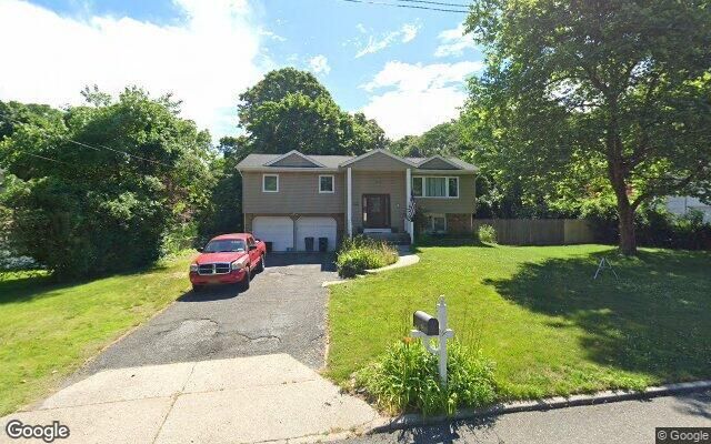 51 Village Ln, Hauppauge, NY 11788