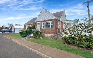 51 Vinton St, Long Beach, NY 11561