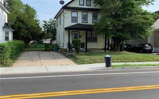 518 Oak St, Copiague, NY 11726