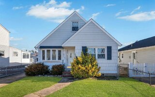 52 Coolidge Ave, Amity Harbor, NY 11701