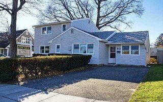 52 East Ave, Glen Cove, NY 11542