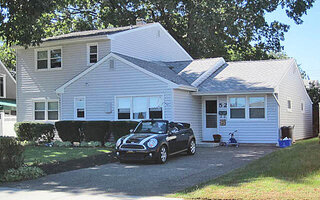 52 East Ave, Glen Cove, NY 11542